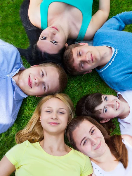 Mångskiftande grupp av vänner utanför — Stockfoto