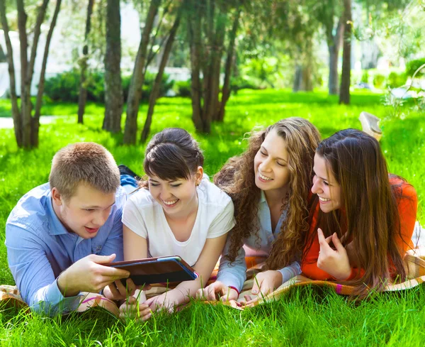 Jovens estudantes universitários usando tablet computador — Fotografia de Stock