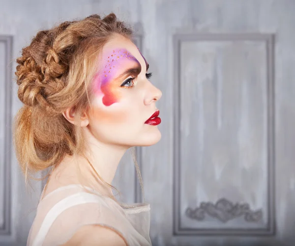 Mujer con maquillaje de mariposa perfecta y peinado — Foto de Stock