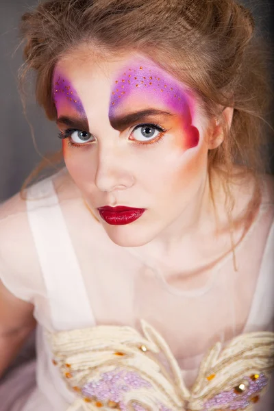 Mujer con maquillaje de mariposa perfecta y peinado — Foto de Stock