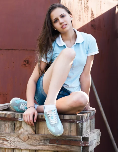 Retrato de una hermosa adolescente — Foto de Stock