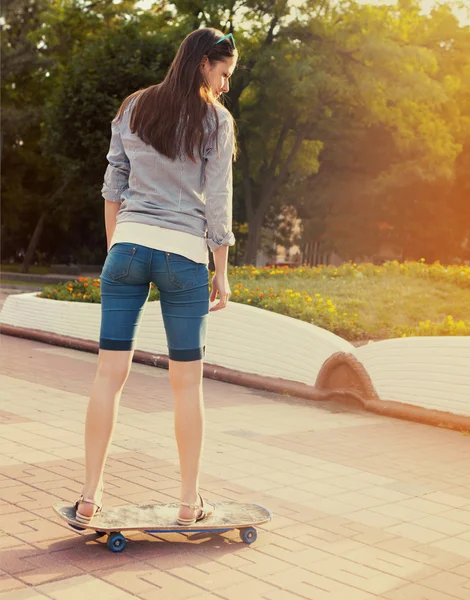 Dospívající dívka na longboard na ulici — Stock fotografie