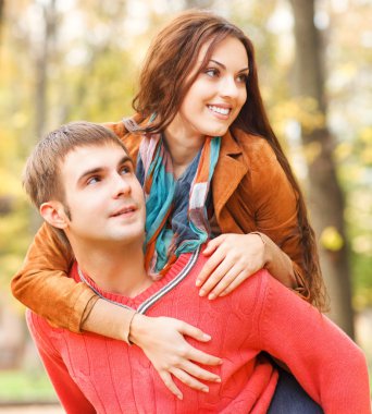 mutlu genç çift portresi 