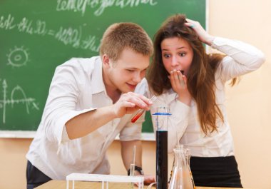 Kimya laboratuarında çalışan öğrenciler