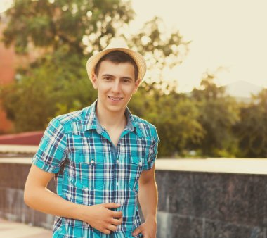 yakışıklı delikanlı 