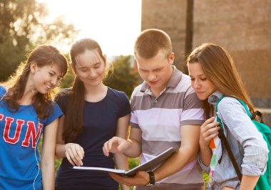 öğrenciler veya gençler açık havada notebook ile grubu