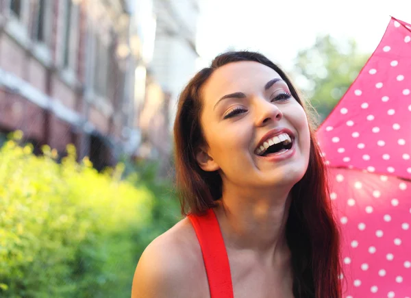 Portrait de belle fille marchant avec parapluie — Photo