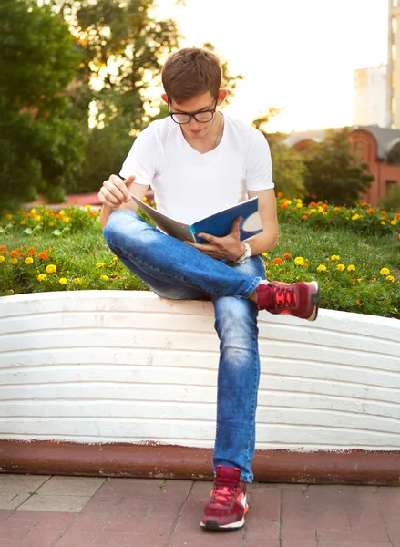 Student liest sein Notizbuch — Stockfoto