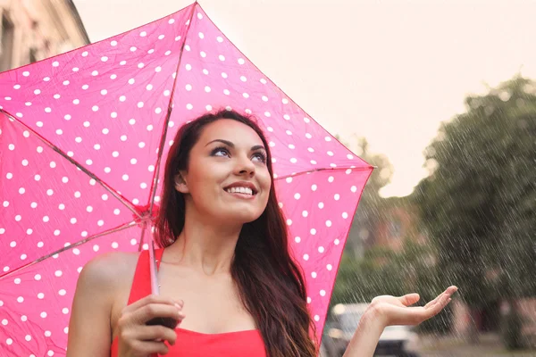 Portrait of beautiful young girl walking with umbrella — Stock Photo, Image