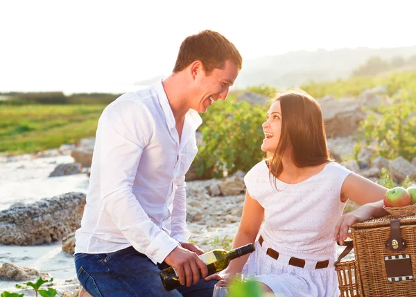 Lyckliga par i kärlek på sommaren picknick — Stockfoto