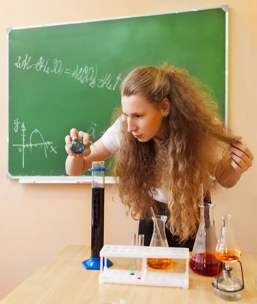 Chica trabajando en el laboratorio de química — Foto de Stock