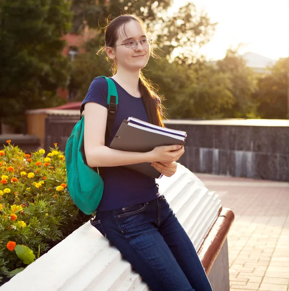 Kvinnlig leende student utomhus på kvällen — Stockfoto