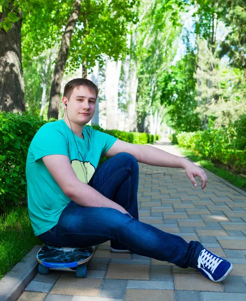 Skateboarder zittend op de skateboard — Stockfoto