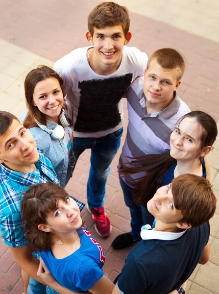 Groupe d'adolescents souriants debout à l'extérieur — Photo