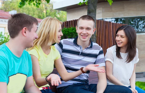 Groupe d'adolescents souriants à l'extérieur — Photo