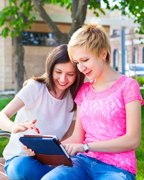 Jonge college studenten met behulp van tablet pc — Stockfoto