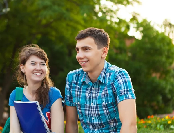 Två studenter eller tonåringar med bärbara datorer utomhus — Stockfoto