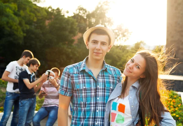 Groep studenten of tieners met buiten-laptops — Stockfoto