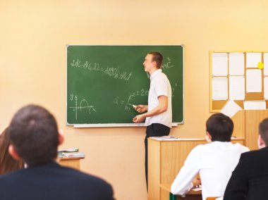 Dikiz dikkatle dinleyen erkek öğrenci öğrenci 