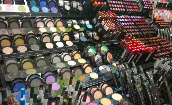 Loja de cosméticos com grande variedade de produtos — Fotografia de Stock