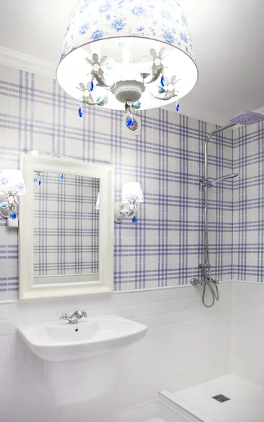 Krásná modrá a bílá koupelna se sprchou — Stock fotografie