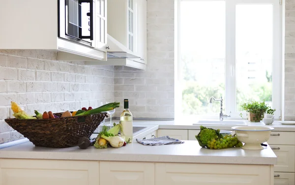 Cocina clásica blanca en casa —  Fotos de Stock