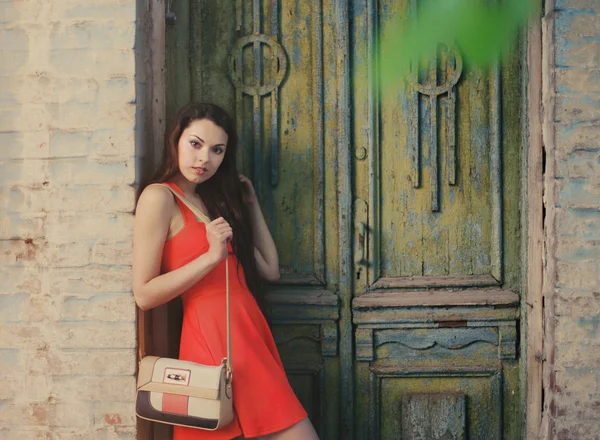 Eski ahşap kapının yanında sevimli kız — Stok fotoğraf