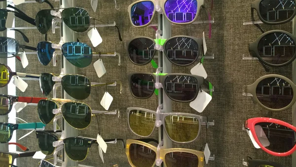 Loja com diferentes modelos de óculos de sol — Fotografia de Stock