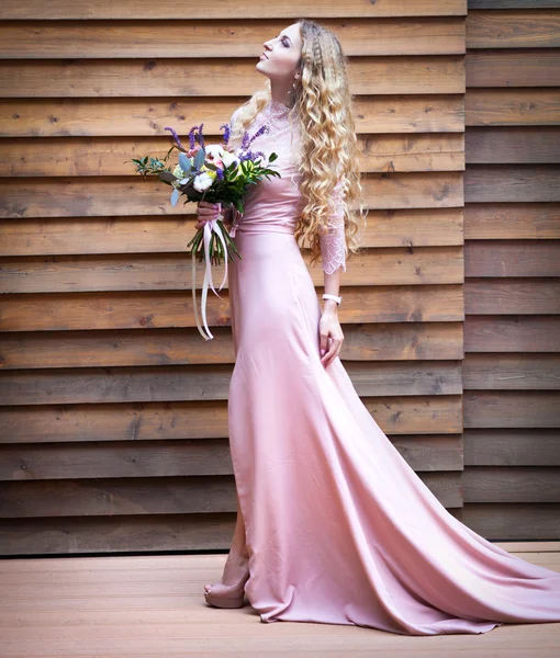 Braut hält den Hochzeitsstrauß mit saftigen Blumen — Stockfoto