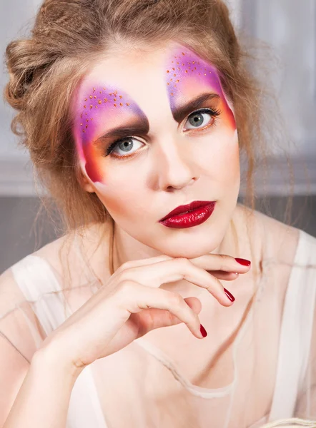 Vrouw met perfecte vlinder make-up en haarstijl — Stockfoto