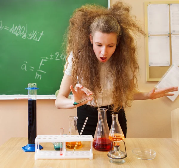 教室での化学実験室で働く女性 — ストック写真