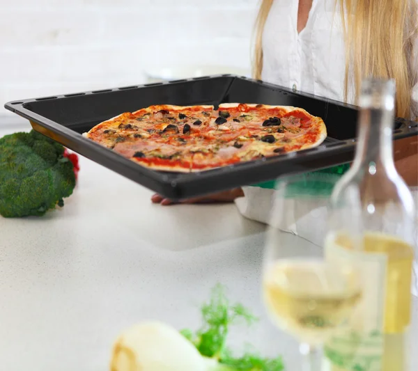 Glad ung kvinna matlagning pizza hemma — Stockfoto