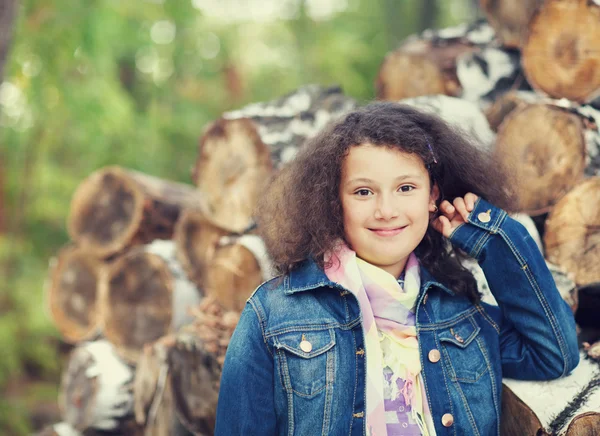 Retrato de uma menina sorridente no dia de outono — Fotografia de Stock