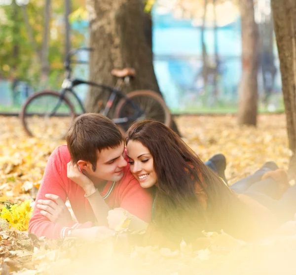 Feliz pareja joven en el parque de otoño — Foto de Stock