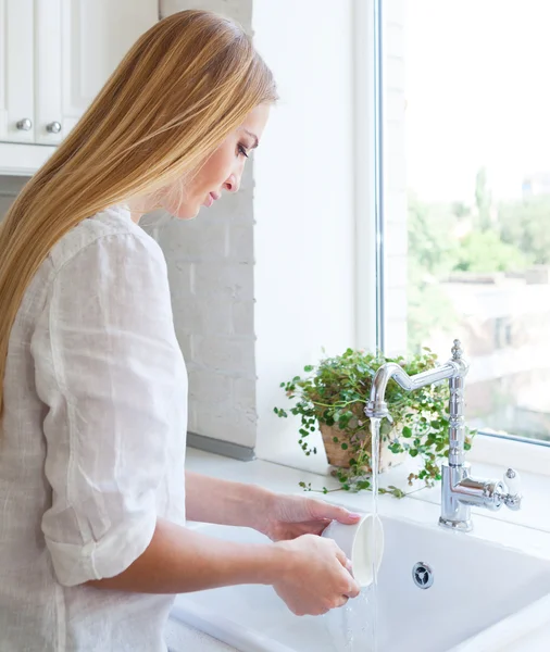 Bulaşıkları yıkayan kadın. — Stok fotoğraf