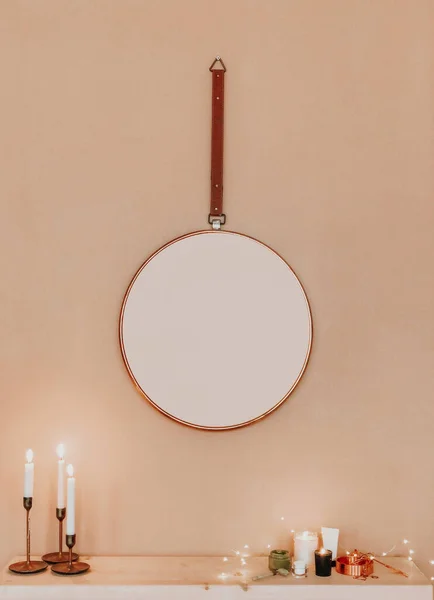 Minimalistic Interior Design Του Διαμερίσματος Στρογγυλό Καθρέφτη Κρέμεται Μπεζ Τοίχο — Φωτογραφία Αρχείου