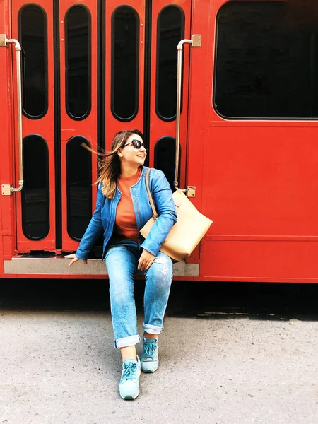 Feliz Joven Viajera Ropa Vaquera Sentada Los Escalones Del Autobús —  Fotos de Stock