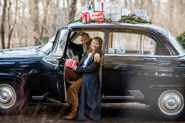 Loving Man Woman Retro Car Window Christmas Gifts Roof Park — Stock Photo, Image