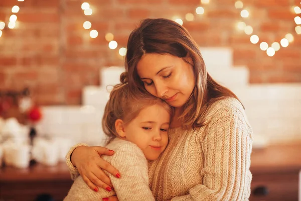 Family Mother Little Daughter Embracing While Sitting Room Decorated Garlands — Stock Photo, Image
