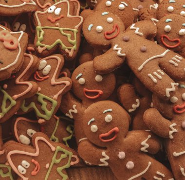 Ev yapımı taze pişmiş zencefilli kurabiyelerin, gülümseyen adam şeklinde kurabiyelerin ve Patrick 'in masasında renkli jölelerle süslenmiş deniz yıldızlarının arka planı. Kış tatili kavramı