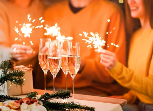 Copas Champán Mesa Con Fondo Borroso Luces Festivas Elegantes Manos —  Fotos de Stock