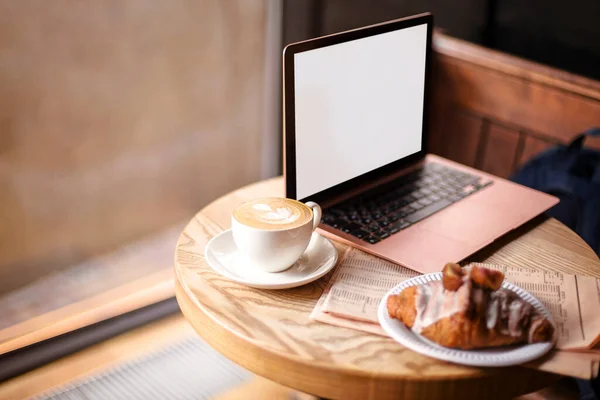 Frilansar Kaféet Bord Coffeeshop Med Öppen Laptop Tidning Och Morgon — Stockfoto