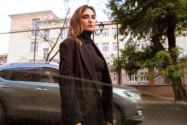 Car Window View Jonge Stijlvolle Vrouw Zwarte Trendy Kleding Wandelen — Stockfoto