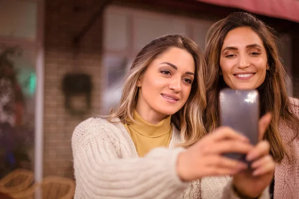 Två Glada Unga Kvinnor Kvinnliga Bästa Vänner Som Tar Selfie — Stockfoto