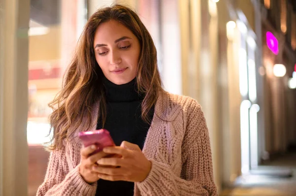 Jovem Mulher Atraente Usando Telefone Celular Livre Fêmea Andando Rua — Fotografia de Stock