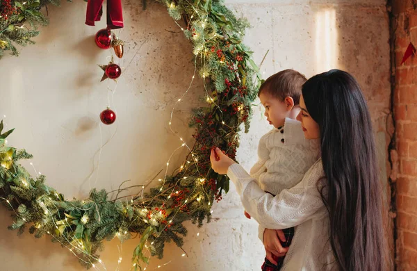 Jovem Mulher Sorrindo Brincando Com Menino Bonito Fundo Borrado Decoração — Fotografia de Stock