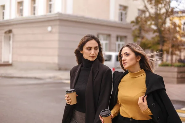 Dos Elegantes Mujeres Elegantes Amigas Con Ropa Moda Tomando Café —  Fotos de Stock