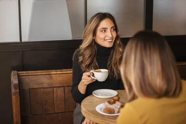 Két Örömteli Barátnő Kávézik Beszélgetnek Egy Hangulatos Kávézóban Mosolygó Női — Stock Fotó