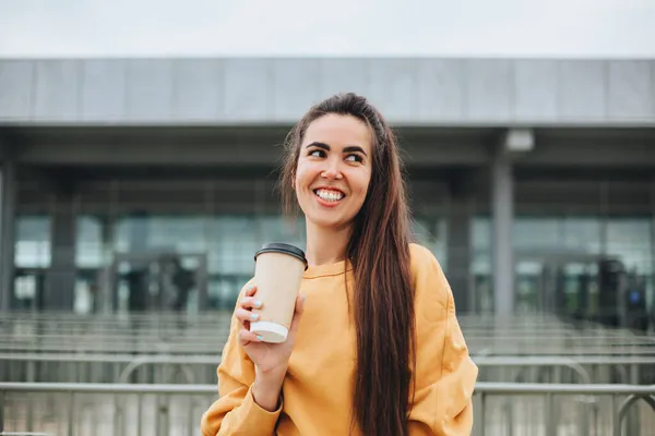 Chica Sonriente Con Pelo Largo Ropa Casual Con Tomar Café —  Fotos de Stock