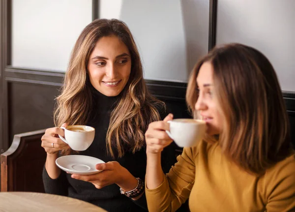 Dwie Młode Szczęśliwe Atrakcyjne Dziewczyny Pijące Poranną Kawę Rozmawiające Kawiarni — Zdjęcie stockowe